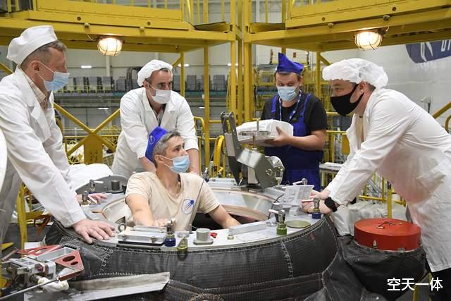 叶兰 太空中可以喝酒？航天员在国际空间站聚餐，连芥末、辣椒都吃上了