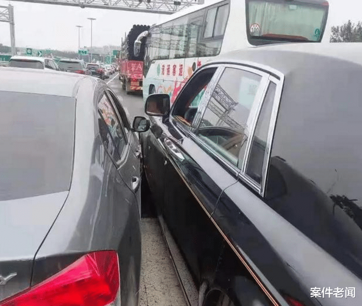 劳斯莱斯 劳斯莱斯强行加塞抢道：车主称、应该让我，撞上去他可能赔不起