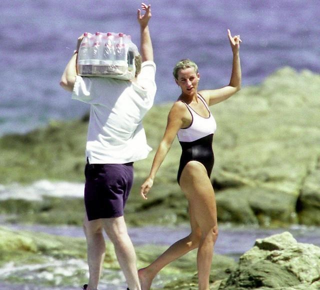 英国王室|英王室宫斗大戏升级！女王揭露梅根真面目，梅根穿裹胸裙反击