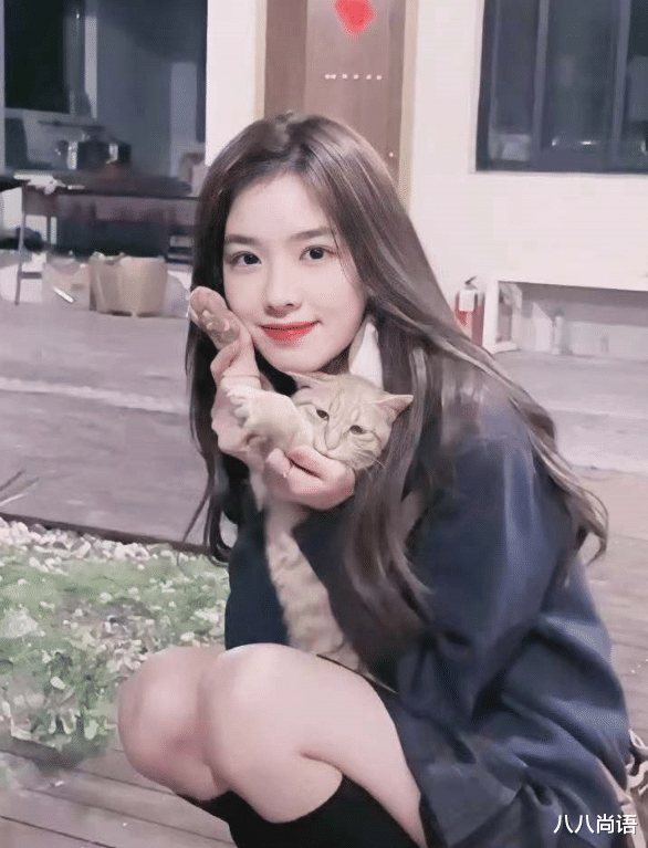 罗云熙|孙一宁风波后现身,选白色毛衫披肩发直播,低头垂眉笑时清纯极了