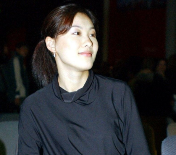 伏明霞|伏明霞:嫁给富豪后,不忘老家的穷亲戚,3个女儿很幸福