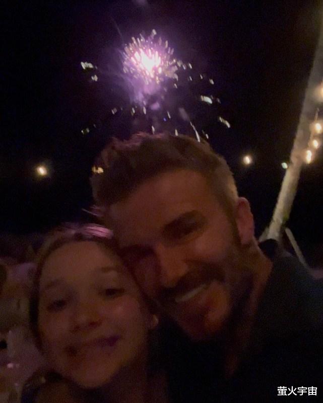 哈珀·贝克汉姆|贝克汉姆看烟花庆新年，亲10岁小七嘴巴，又晒出了和贝嫂的接吻照