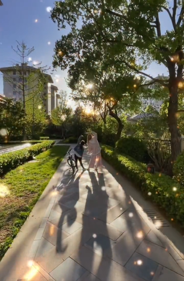 白毛女|王宝强9岁女儿罕露面，瘦许多身高直追妈妈，和马蓉玩耍互动有爱