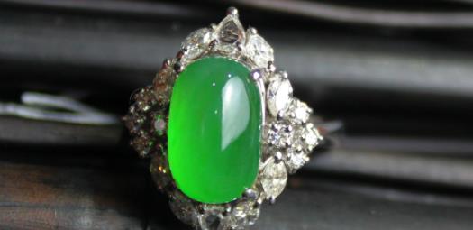 雕刻|都知道好料配好工，来看看工艺对翡翠到底有多大的影响？惊艳到你