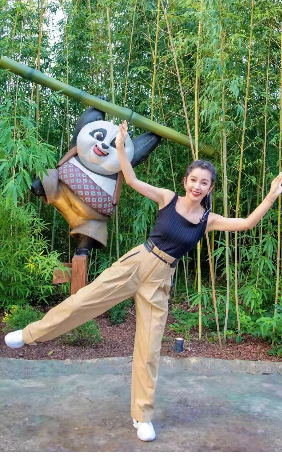 加菲猫说时尚|48岁李冰冰罕带妹妹家孩子游玩！俩外甥高颜值似亲生，都有大眼袋