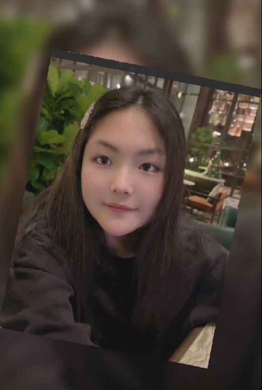 王诗龄|李湘离婚后首次晒女儿，王诗龄模样大变气质提升，下巴尖到不自然