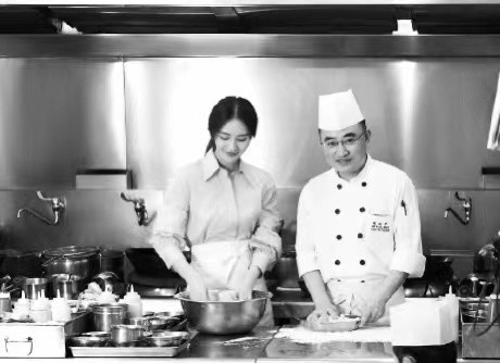 刘诗诗|34岁刘诗诗街头拍大片！遛五只狗优雅喝咖啡，穿围裙和大厨学做菜