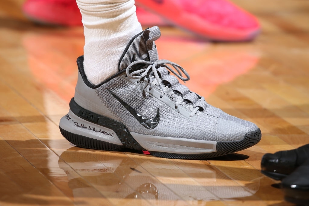 凱里·歐文|NBA球員上腳：濃眉上腳飛馬，歐文手持長(zhǎng)棍上腳紫龍蝦