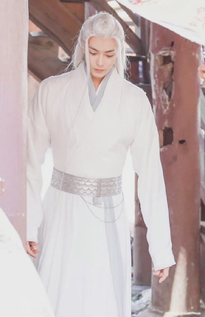 侯明昊|侯明昊再出新剧，古装白衣造型“惊为天人”，网友直呼：太绝了