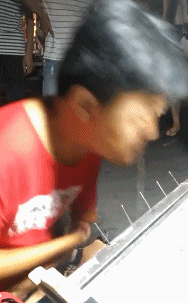 “我发现一个巨型马蜂窝，用石头扔了两下，没想到啊”