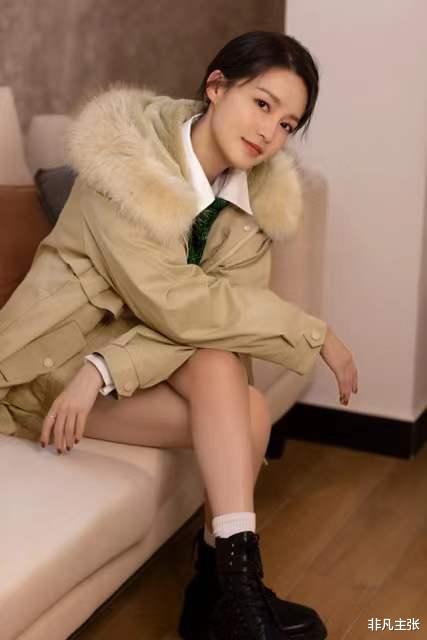 李沁|如何用棉服搭出时髦潮感？学学李沁的穿搭，温度风度双nice