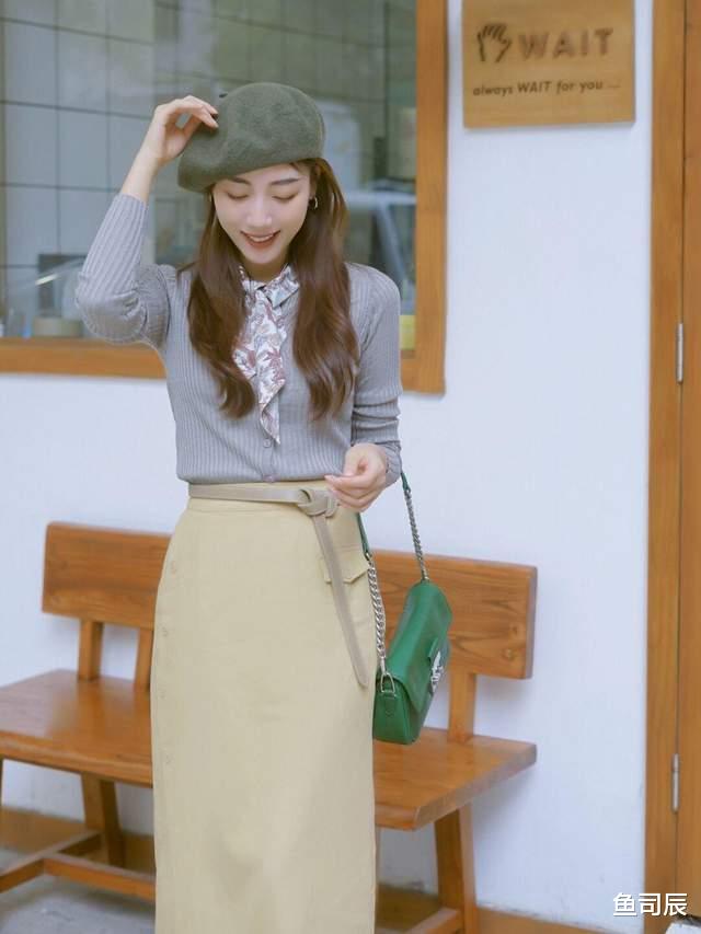鱼司辰 女生博主秋冬穿搭指南，针织开衫搭配百褶半身裙，高贵优雅又温柔