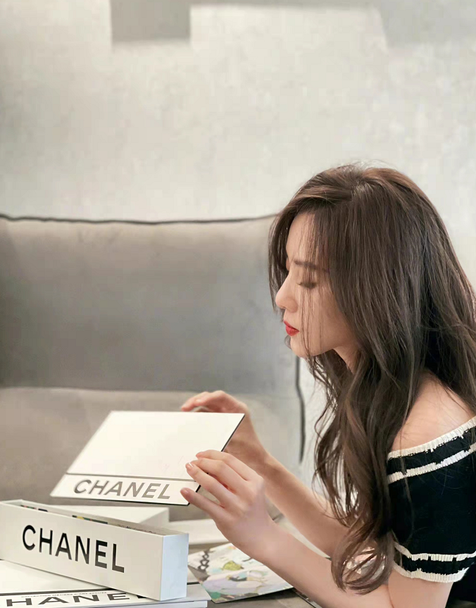 香奈儿|刘诗诗美成香奈儿小公主！穿露肩装秀天鹅颈，王一博穿女款不娘气