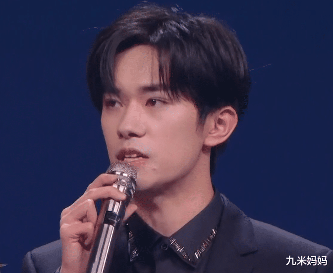易烊千玺|TFBOYS三人难得同台却不合体，三人差距很明显，易烊千玺更像大哥