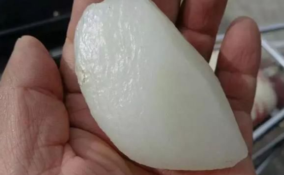 戈壁|和田玉戈壁料表面存在密集小坑，相比籽料，戈壁料盘玩也别有风味