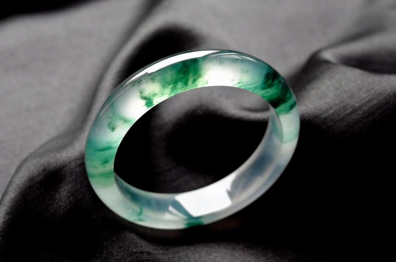 翡翠|在翡翠行话里什么是“起莹光”，“胶感十足”又是指什么？你们真的了解吗？?