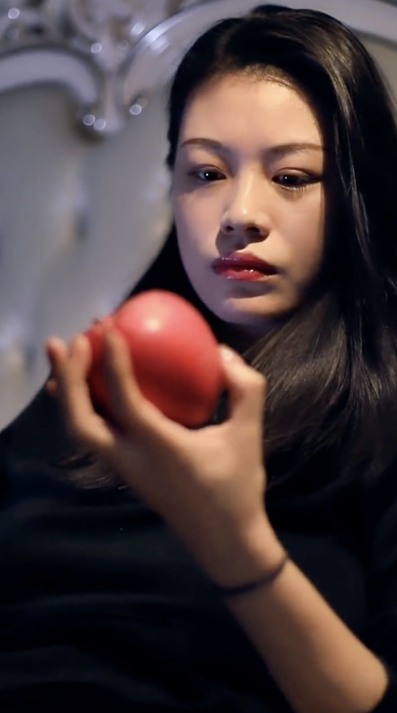 葛荟婕|葛荟婕手握苹果睹物思人，挂念女儿抱膝哭泣，网友直言孩子未必想你