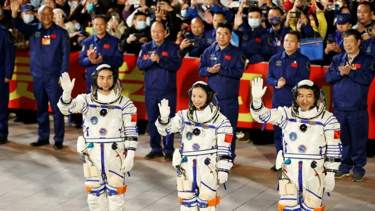 中国航天员穿了这么多,国际空间站上宇航员为什么光胳膊露腿