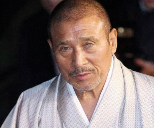 退休|日本一男子35岁退休后，在泰国组起11人后宫，过上了皇帝生活