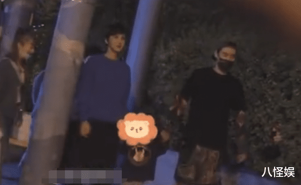 张歆艺|袁弘带儿子探班张歆艺，四坨正脸首曝光，一家三口牵手遛弯好温馨