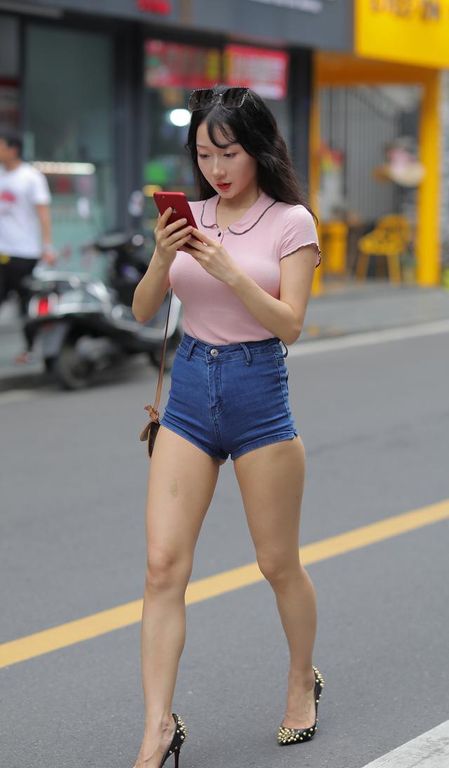 言真说 夏天别老穿裙子，试试基础款T恤+牛仔短裤，简约清爽同样显身材