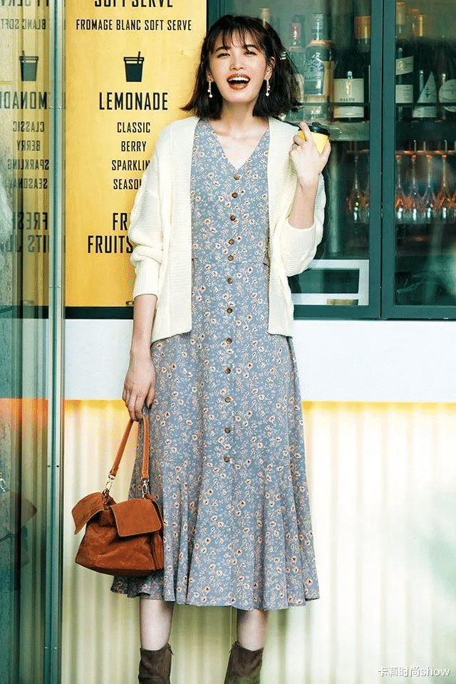 卡莉时尚show 奶奶衫+碎花裙,奶奶衫+百褶裤=今秋时髦搭配,可气质可温柔