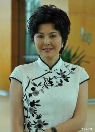 小润爱时尚 56岁田岷老了好时髦,穿印花裙戴珍珠耳环不俗气,微胖也美得端庄