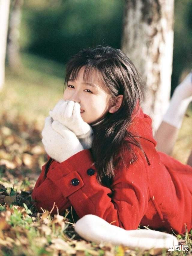 鱼司辰 40+想甩掉大妈感,大衣搭配直筒裤和半身裙,精致好看又显贵