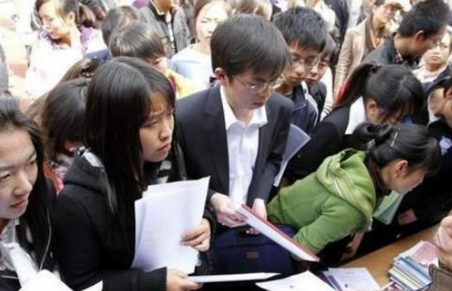 大树说教育|赴美机场排千米长队，留学生为何“飞蛾扑火”，网友评论说出真相