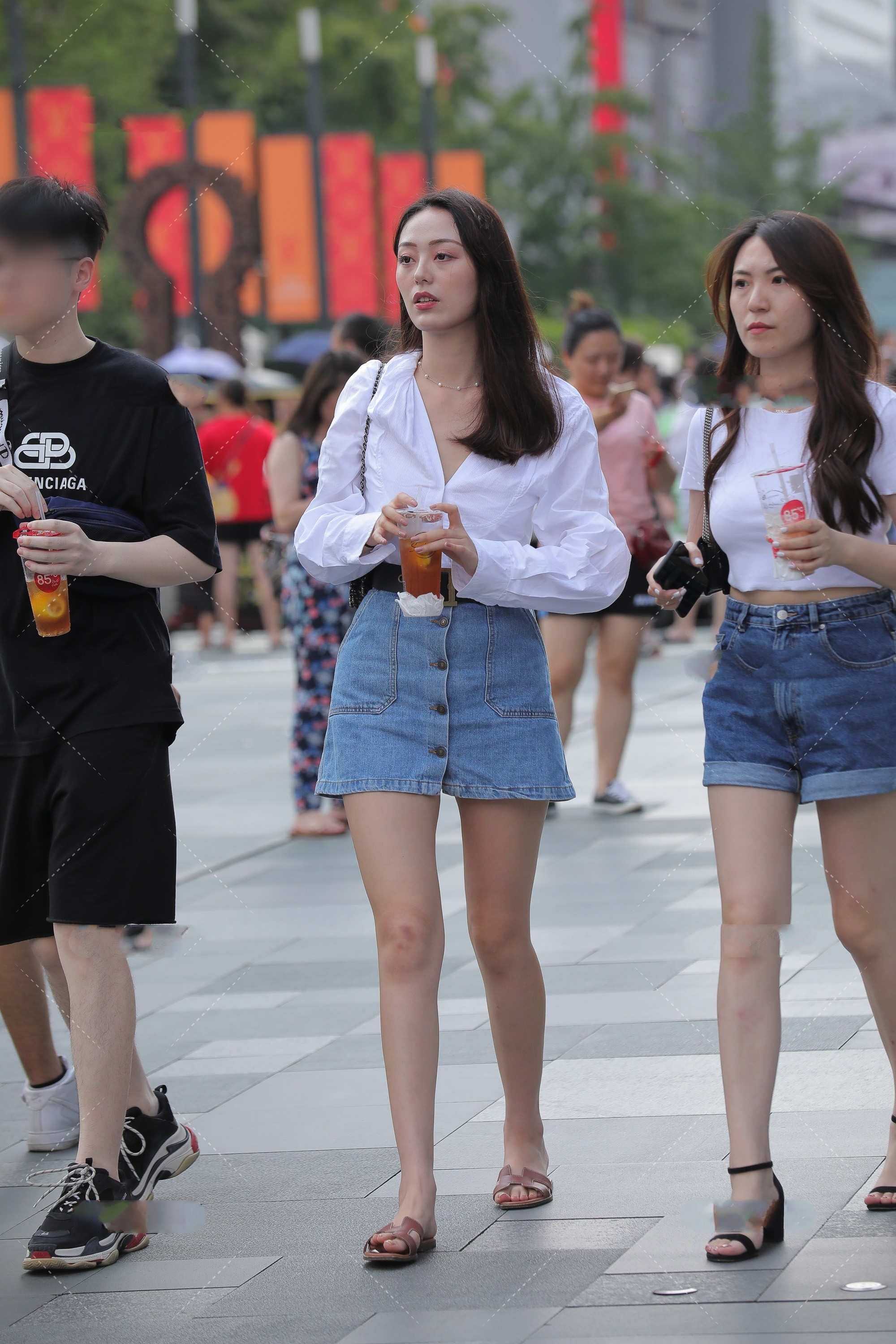 |V领衬衫搭配A字短裙，端庄大气，时尚优雅，职业范十足