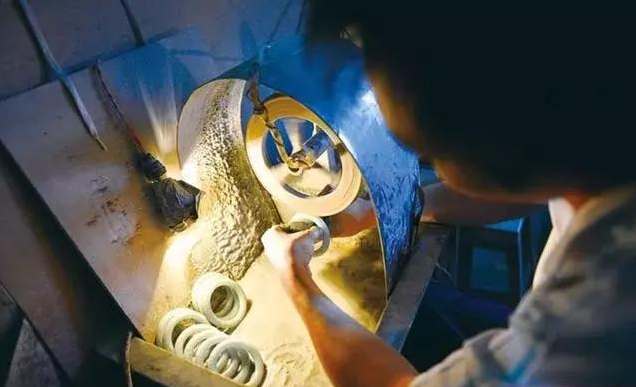 翡翠手镯|JEAA黎先生为您诉说翡翠发展史(九)翡翠手镯如何制作?