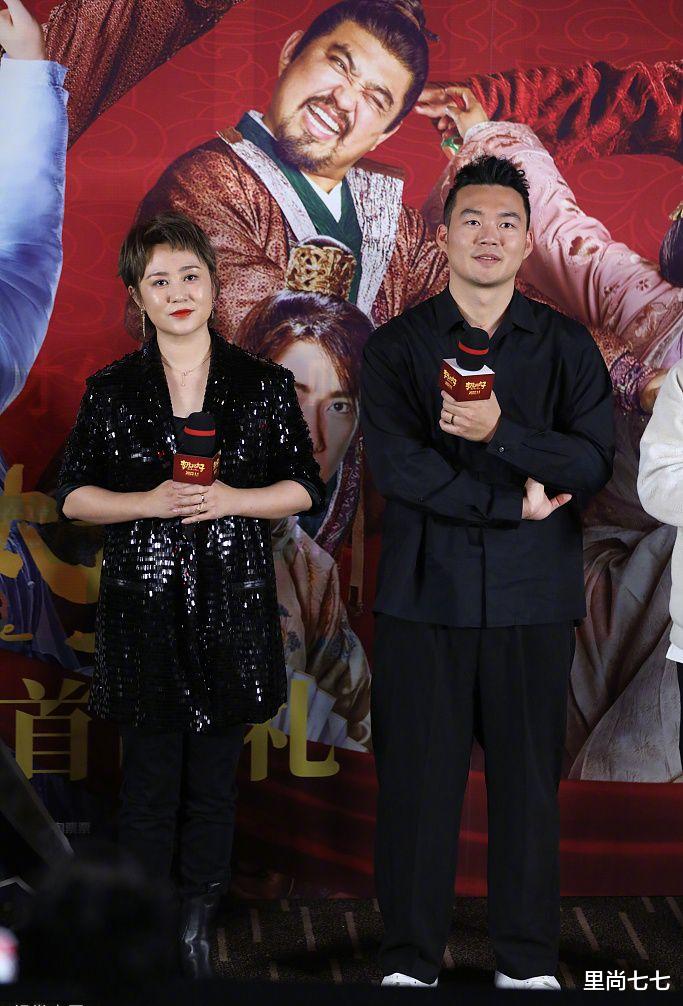 马丽|马丽夫妇罕见合体，她换新发型彻底变大妈，小11岁丈夫撞脸任贤齐