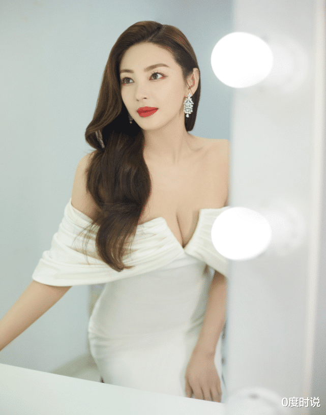 沈腾|张雨绮“多肉感”也太绝了！穿低领礼裙秀身材，这女人味羡慕不来