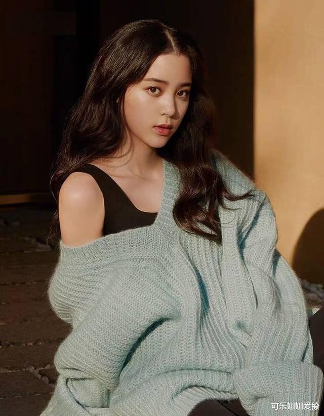 欧阳娜娜|欧阳娜娜接拍内衣广告，犹抱琵琶半遮面，网友：还以为是毛衣广告