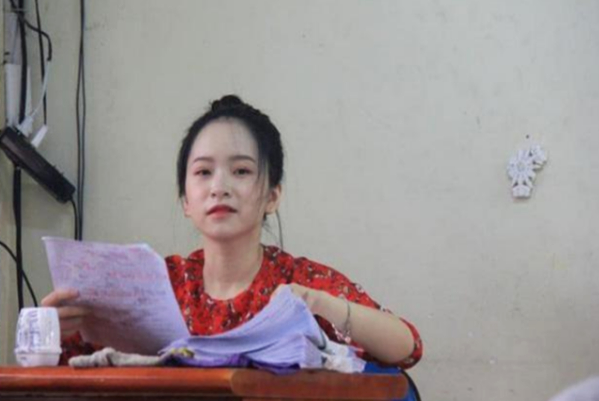 教师|“初恋脸”老师走红，同学们抢着围观拍照，网友：还以为是学生