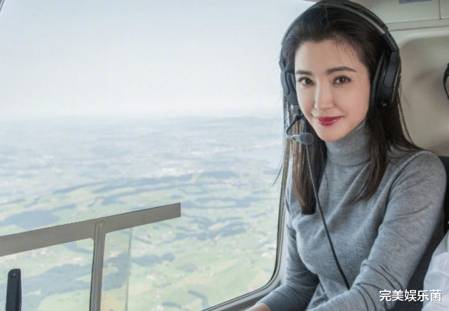 李冰冰|48岁李冰冰出席活动，表情僵硬意外撞脸吕丽萍，网友：返厂重修了