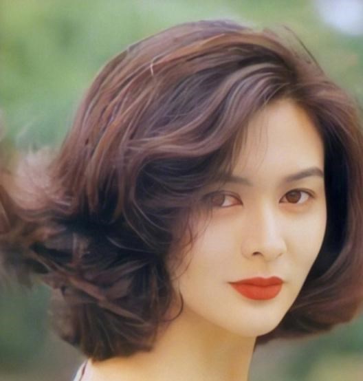 关之琳|59岁关之琳给狗梳毛，淡妆出镜脸上不显皱纹，打扮休闲腿又细又长