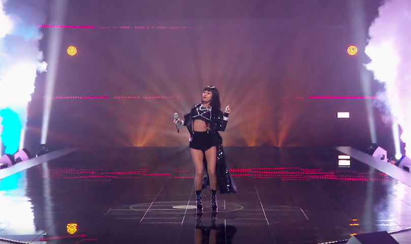 吉克隽逸|太过分！吉克隽逸穿超短裤脚踩凳子上，起身时短裤纠起来没眼看！