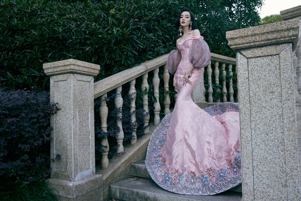 迪丽热巴|热巴晒过冬照，穿毛衣妆容精致如人间芭比，袜子包裤腿个性十足