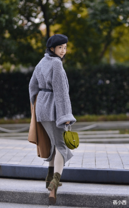 蓓小西 秋冬怎样穿才优雅？搭配公式“毛衣+迷笛裙”，高级感扑面而来
