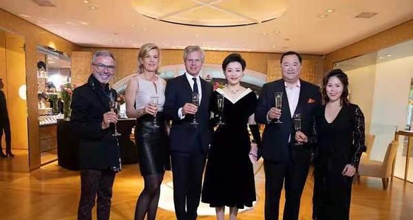 穿衣搭配|52岁杨澜携老公亮相,穿拼色连衣裙同框外国友人,贵妇气质美翻了