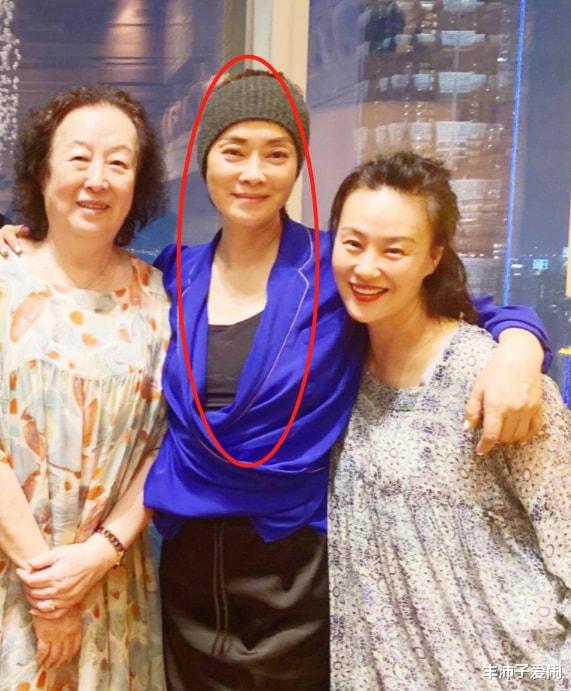 明星素颜|毛阿敏现身三宝女儿庆生宴，素颜土黄又干瘪，这才是真实的老人！