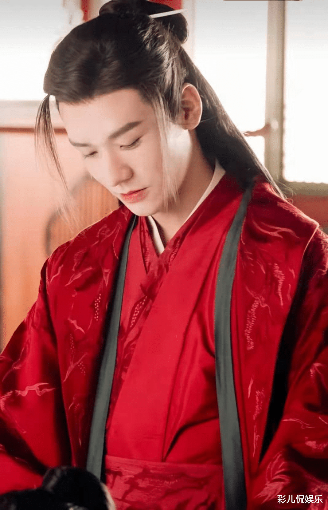 春晚|“古装男神”配红衣：成毅邪魅、肖战龚俊帅出天际，邓伦妖艳十足