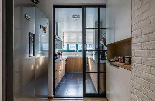 越来越多人不装厨房推拉门了,年轻人都用吊轨门替代,太明智了