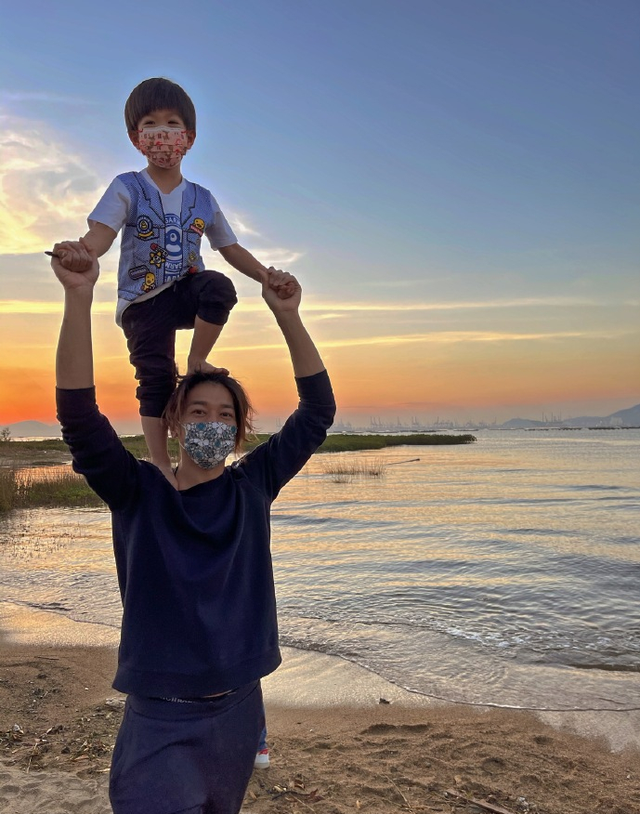 边天扬|38岁李洁莹二胎得子，黎诺懿替太太宣布封肚，4岁长子温柔抱弟弟