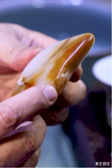 火龙果|一块红皮白肉的和田玉料子,切来哭了