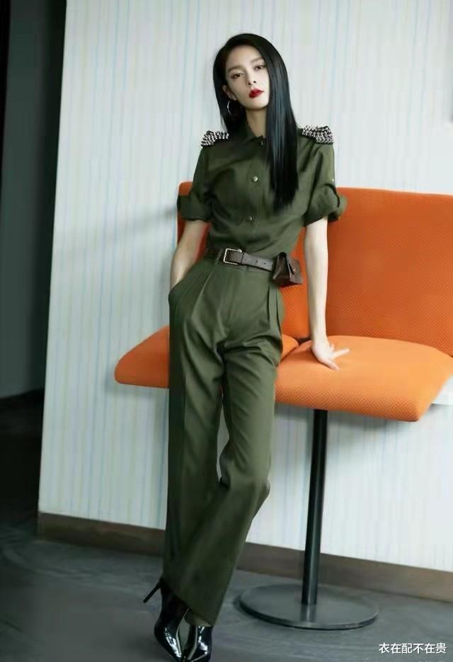 衣在配不在贵 王思聪眼光真好，旗下女艺人穿连体裤秀身材，比例优越穿什么都美