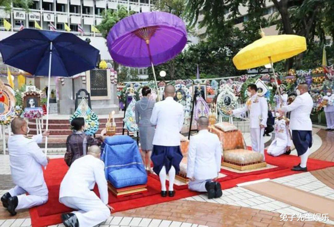 诗妮娜|诗妮娜善于抓时机抢镜头，随泰王回国祭祀，穿紫色套装秀魔鬼身材