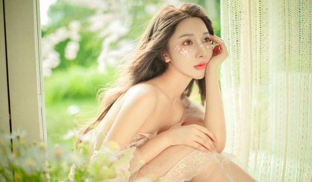 梅高兴谈娱乐 19岁都美竹晒美照：获赞2万评论2千余条，网友：难怪有人犯错误