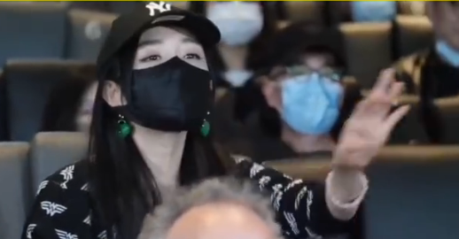 杨幂|杨幂罕见现身电影院！大力挥舞双手拒绝话筒，手上一个记佛器抢镜